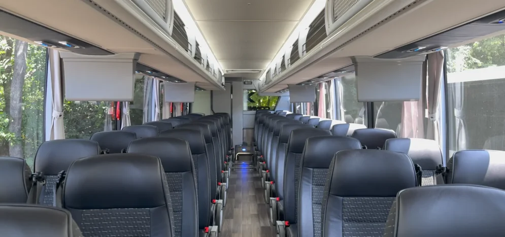 Connexxions Charter bus amenities including power outlets and WiFi for passengers